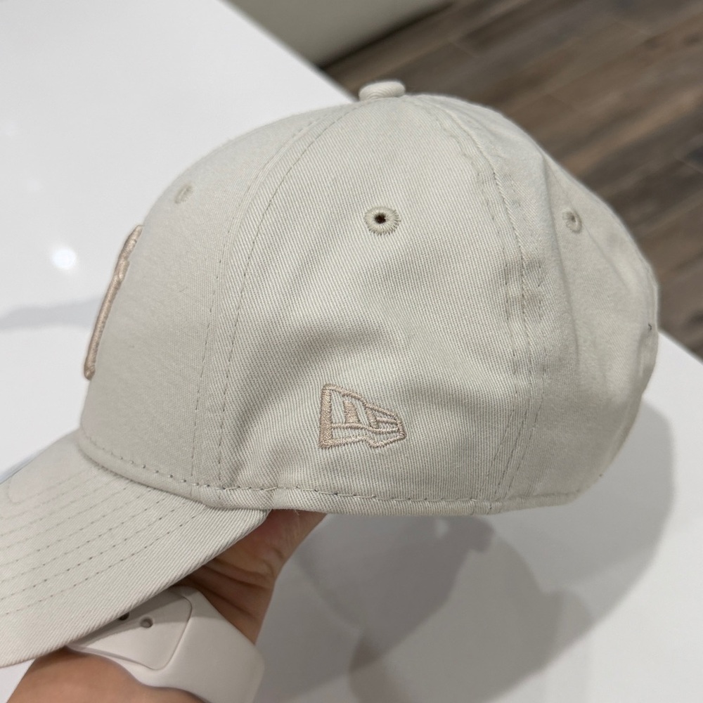 New Era Women Beige NY Yankees Cap with Metallic Embroidered Logo - Picture 3 of 7